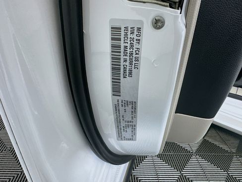 Used 2024 Chrysler Pacifica Touring-L image 12