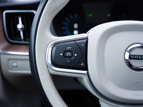 Used 2022 Volvo XC60 B5 Momentum image 28