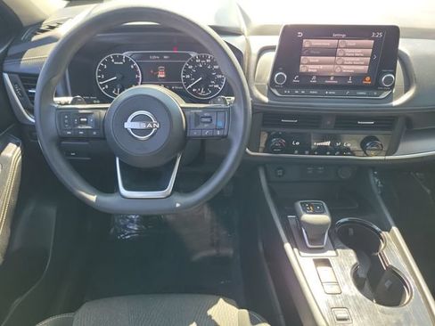 Used 2024 Nissan Rogue SV FWD image 4