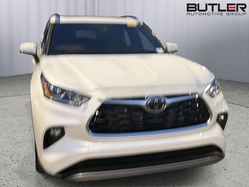 Used 2024 Toyota Highlander Platinum FWD image 5