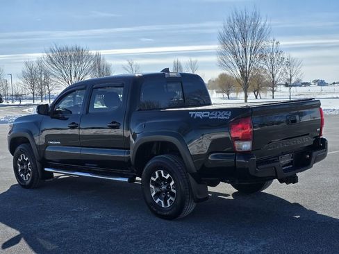 Used 2017 Toyota Tacoma TRD Off-Road image 6