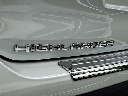Used 2023 Toyota Highlander XLE AWD/4WD image 29