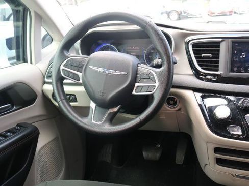 Used 2020 Chrysler Pacifica Touring w/ Tire & Wheel Group FWD image 22