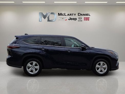 Used 2025 Toyota Highlander LE FWD image 6