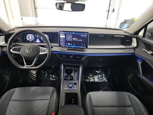 Used 2025 Volkswagen Tiguan SE AWD/4WD image 29
