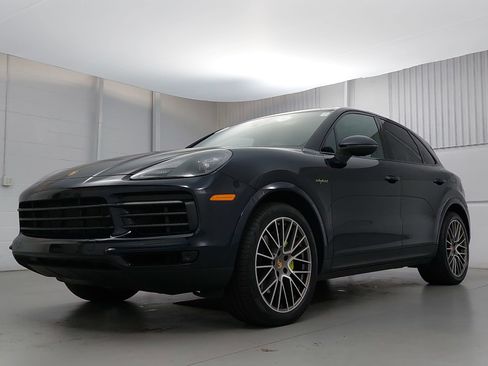 Certified 2023 Porsche Cayenne image 1