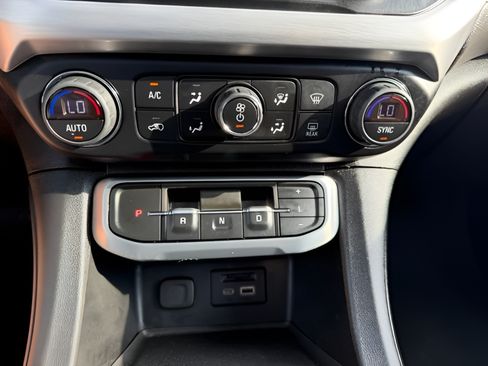 Used 2022 GMC Acadia SLT w/ Elevation Edition FWD image 19