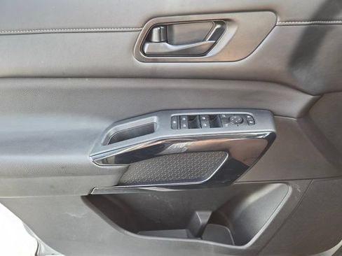 Used 2025 Nissan Pathfinder SV FWD image 28
