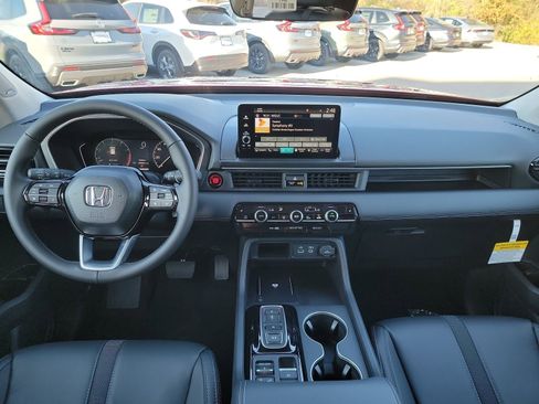 Used 2025 Honda Pilot Touring image 14