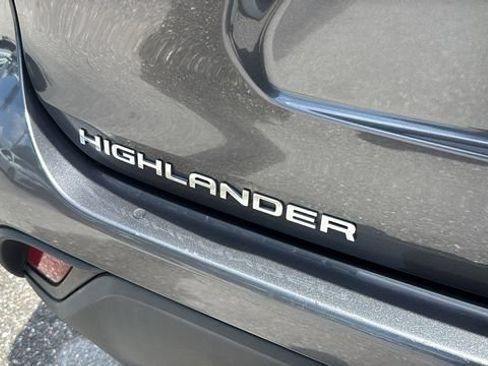 Used 2021 Toyota Highlander L FWD image 7