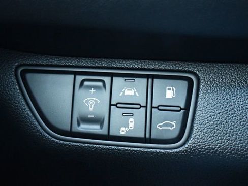 Used 2019 Genesis G70 2.0T Advanced w/ Sport Package image 18