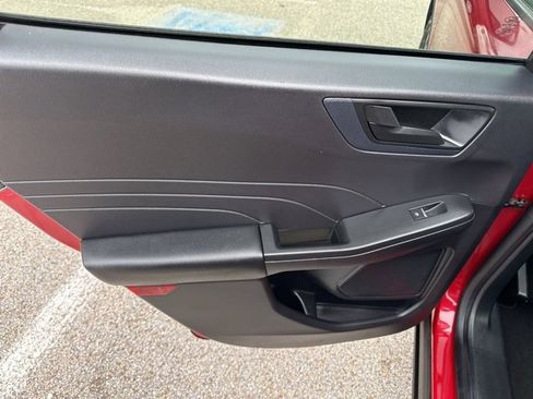 Used 2022 Ford Escape SE w/ SE Sport Appearance Package image 35