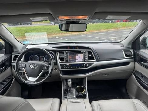 Used 2019 Toyota Highlander XLE AWD/4WD image 22