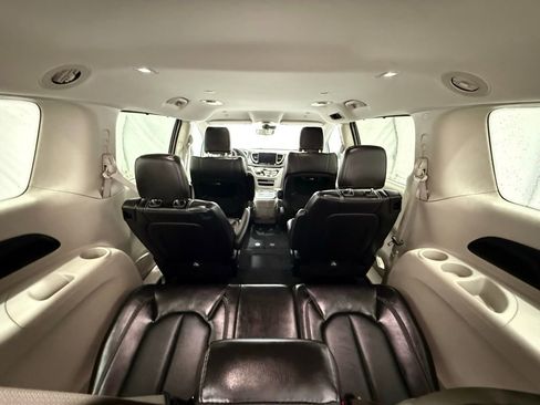 Used 2024 Chrysler Pacifica Touring-L FWD image 32