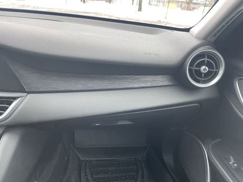 Used 2019 Alfa Romeo Giulia image 16