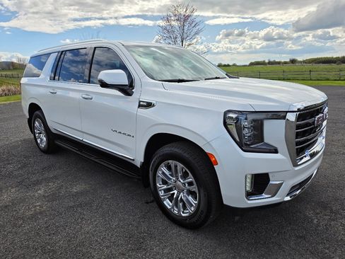 Used 2023 GMC Yukon XL SLT w/ SLT Luxury Package AWD/4WD image 3
