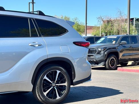 Used 2022 Toyota Highlander XSE FWD image 10