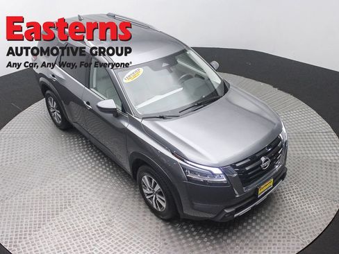 Used 2022 Nissan Pathfinder SL AWD/4WD image 3