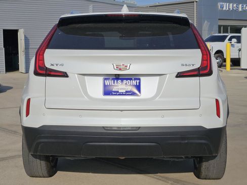 Used 2024 Cadillac XT4 Luxury w/ Cold Weather Package FWD image 5
