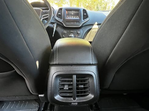 Used 2021 Jeep Cherokee Latitude image 36