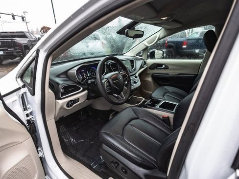 Used 2024 Chrysler Pacifica Touring-L image 23