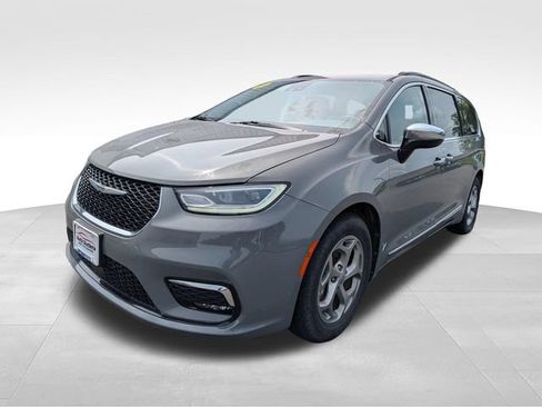 Used 2023 Chrysler Pacifica Limited FWD image 3