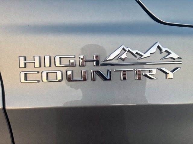Used 2025 Chevrolet Suburban High Country AWD/4WD image 9