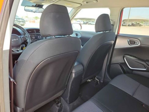 Used 2025 Kia Soul LX w/ LX Technology Package FWD image 16