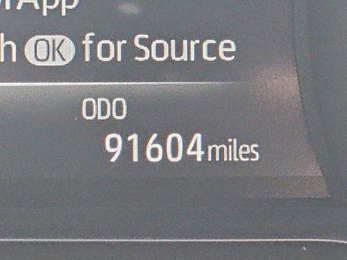 Used 2022 Toyota Venza LE image 12