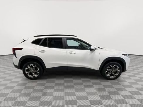 Certified 2025 Chevrolet Trax LT w/ LT Convenience Package FWD image 12