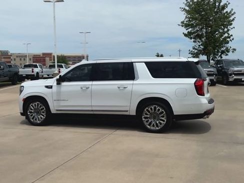 Used 2023 GMC Yukon XL Denali Ultimate AWD/4WD image 7