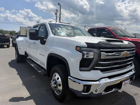 Used 2024 Chevrolet Silverado 3500 LTZ w/ LTZ Convenience Package AWD/4WD image 3