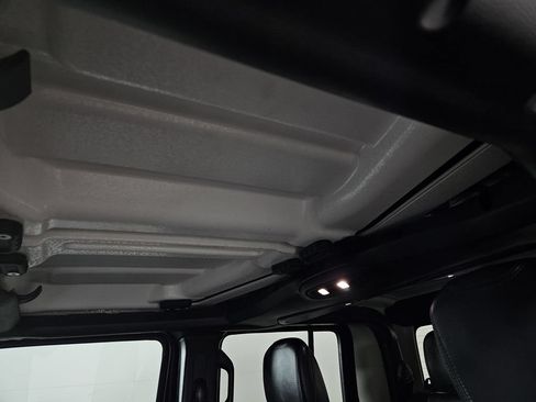 Used 2025 Jeep Gladiator Rubicon w/ Convenience Group AWD/4WD image 22