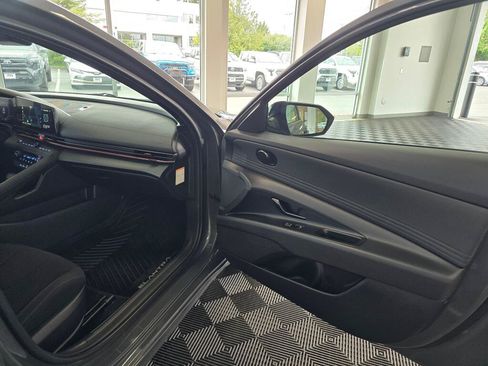 Used 2025 Hyundai Elantra SEL FWD image 38
