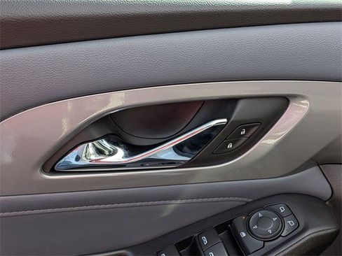 Used 2021 Chevrolet Traverse LT image 13