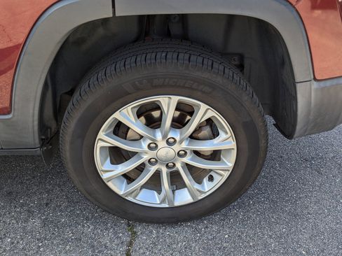 Used 2019 Jeep Cherokee Latitude w/ Popular Appearance Group image 26