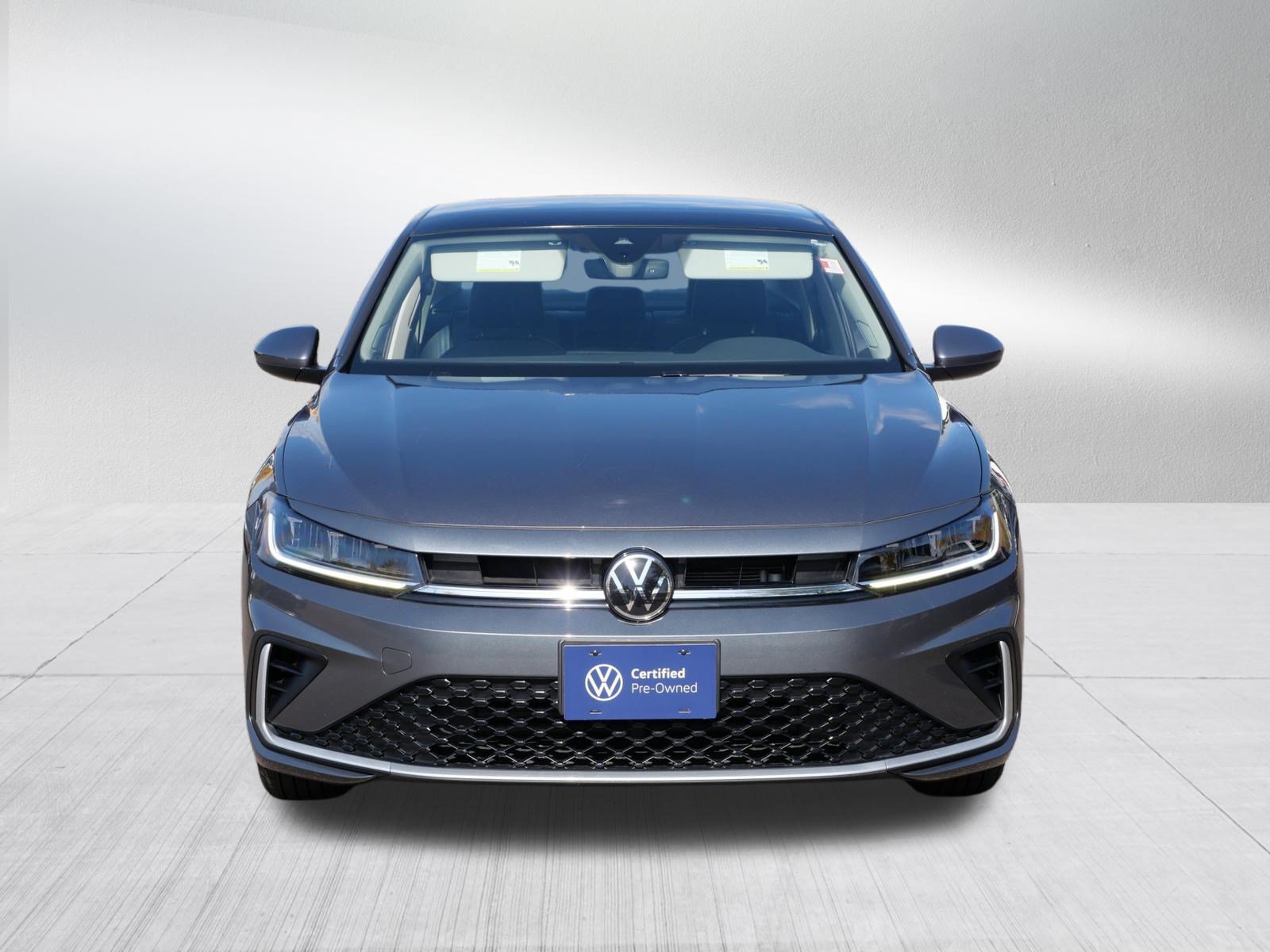 Certified 2025 Volkswagen Jetta SE w/ Sunroof Package FWD image 2