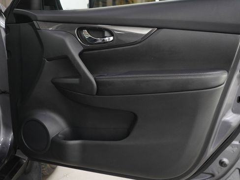 Used 2017 Nissan Rogue SL image 9