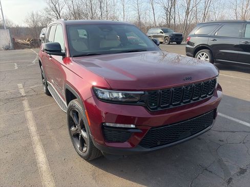 Used 2024 Jeep Grand Cherokee Limited w/ Luxury Tech Group II image 3