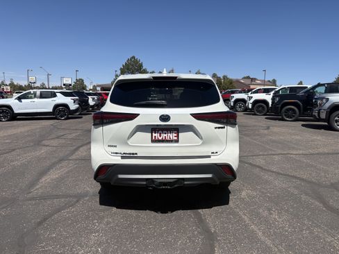 Used 2021 Toyota Highlander XLE AWD/4WD image 8