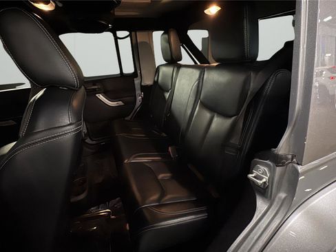 Used 2017 Jeep Wrangler Unlimited Rubicon w/ Connectivity Group image 10