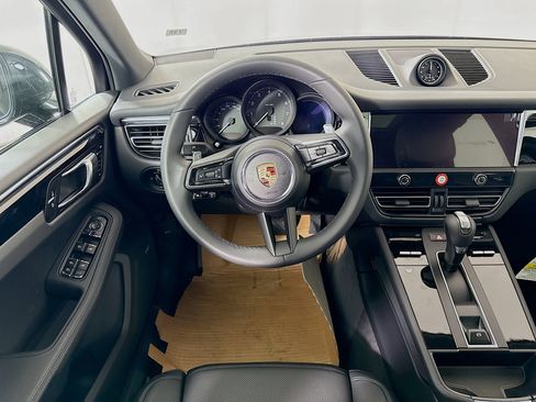 Certified 2025 Porsche Macan image 17