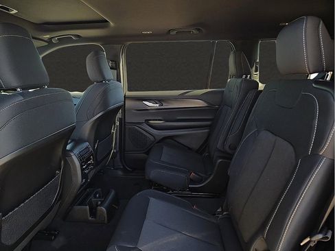New 2025 Jeep Grand Cherokee L Laredo image 10