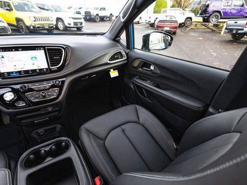 New 2026 Chrysler Pacifica Select w/ S Appearance Package image 26