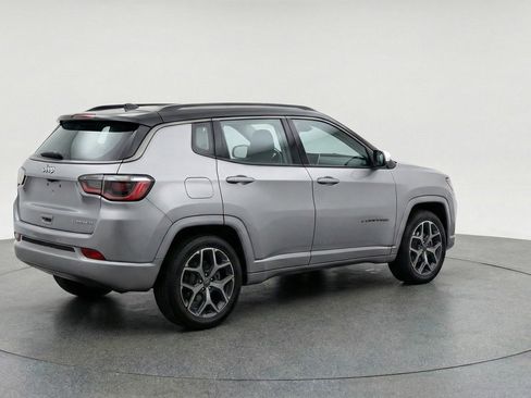 Used 2025 Jeep Compass Limited image 9