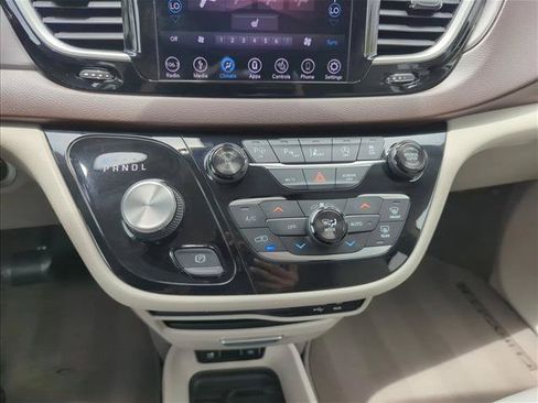 Used 2018 Chrysler Pacifica Touring-L w/ Advanced Safetytec Group FWD image 8