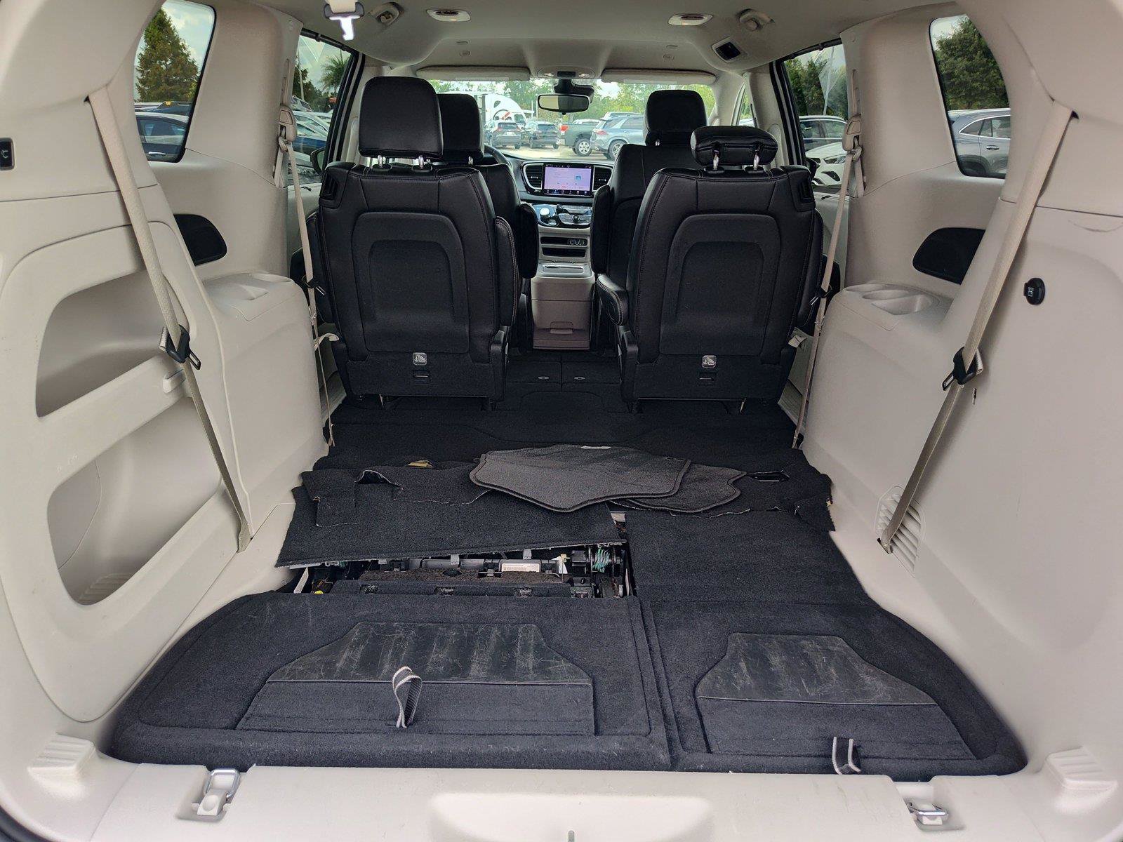 Used 2024 Chrysler Pacifica Touring-L FWD image 6