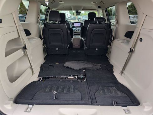 Used 2024 Chrysler Pacifica Touring-L FWD image 6