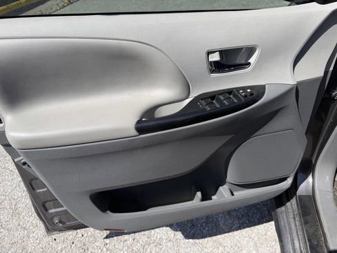 Used 2014 Toyota Sienna SE FWD image 13