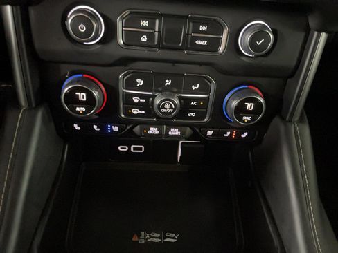 Used 2023 Chevrolet Suburban Premier image 18